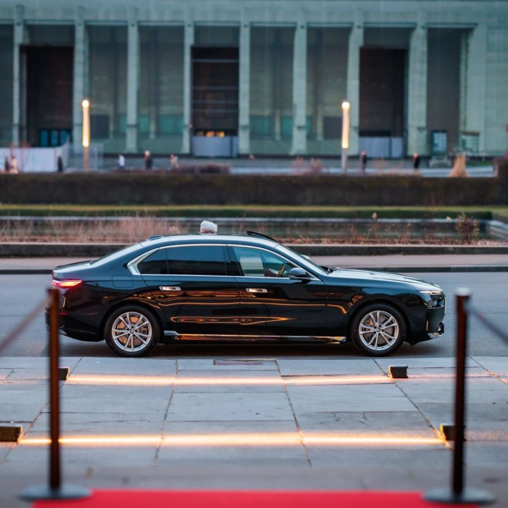 photo présentation texte modern car portrait